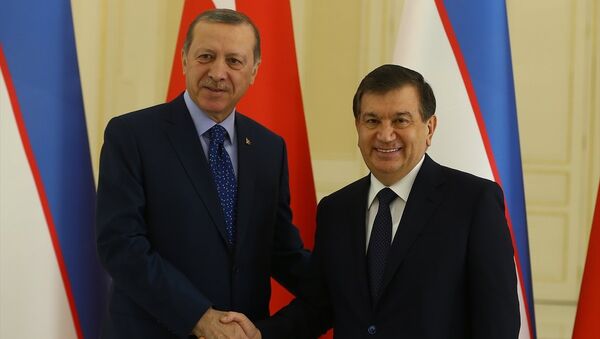 Cumhurbaşkanı Recep Tayyip Erdoğan, Özbekistan’a yaptığı ziyaret kapsamında Özbekistan Cumhurbaşkanı Vekili ve Başbakan Şevket Mirziyayev (sağda) tarafından törenle karşılandı. - Sputnik Türkiye