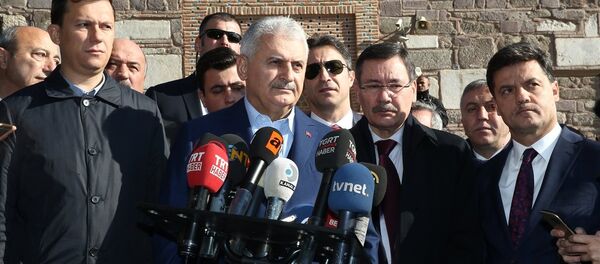 Başbakan Binali Yıldırım cuma namazını Hacı Bayram-ı Veli Camii'nde kıldı. Başbakan Yıldırım namaz sonrası kendisini bekleyen gazetecilerin sorularını yanıtladı. - Sputnik Türkiye