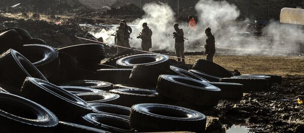 Askerler, Siirt Şirvan'da heyelan altında kalan bakır madenini inceliyor. - Sputnik Türkiye