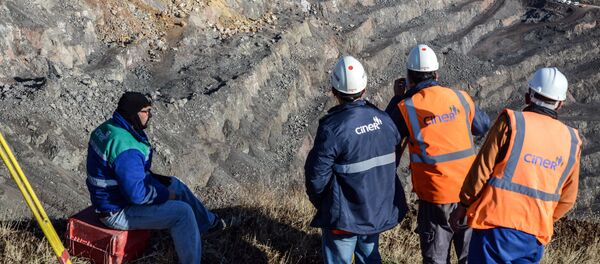 İşçiler, Siirt Şirvan'da heyelan altında kalan bakır madenini inceliyor. İşçiler, Siirt Şirvan'da heyelan altında kalan bakır madenini inceliyor. - Sputnik Türkiye