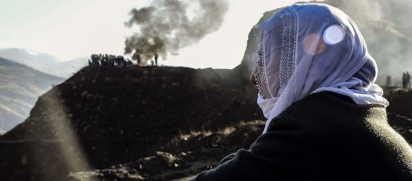 Siirt Şirvan'da özel bir bakır maden ocağında heyelan altında kalan madencinin yakınını. - Sputnik Türkiye