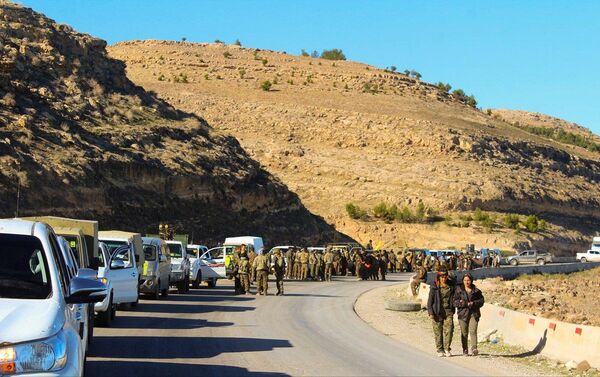 Görüntülerde, YPG'lilerin düzenlenen törende Münbiç Askeri Meclisi'ne veda etmeleri ve zırhlı araçlar ile ayrılmaları görünüyor. - Sputnik Türkiye