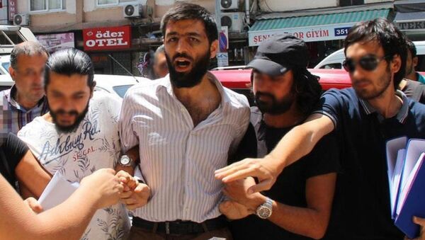 Adana Merkez Sabancı Camisi'nde 1 Temmuz'da cuma hutbesi okunduğu sırada minbere çıkarak Üzerimde bomba var diye bağıran tutuklu Mahmut Kılıçaslan hakkındaki soruşturma tamamlandı. - Sputnik Türkiye