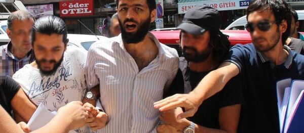 Adana Merkez Sabancı Camisi'nde 1 Temmuz'da cuma hutbesi okunduğu sırada minbere çıkarak Üzerimde bomba var diye bağıran tutuklu Mahmut Kılıçaslan hakkındaki soruşturma tamamlandı. - Sputnik Türkiye