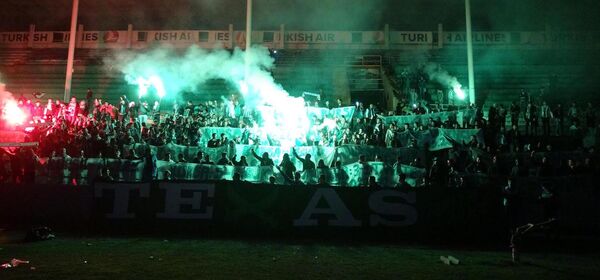 Bursaspor taraftarlarından Atatürk Stadı’na meşaleli veda - Sputnik Türkiye