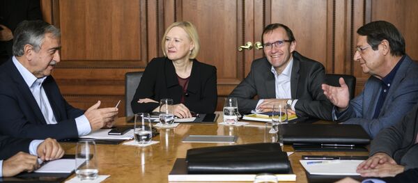 Kuzey Kıbrıs lideri Mustafa Akıncı ve Kıbrıs Cumhuriyeti Cumhurbaşkanı Nikos Anastasiadis - Sputnik Türkiye