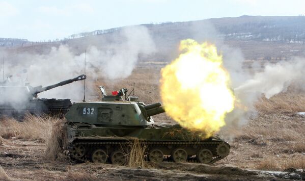 Rusya’nın Primorski bölgesinde topçu birliklerinin tatbikatlarında kullanılan 2C3 Akasya motorlu topçu sistemi. - Sputnik Türkiye