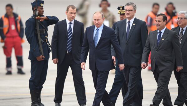 Russia's President Vladimir Putin walks upon arrival at Jorge Chavez International Airport in Lima to attend the Asia-Pacific Economic Cooperation (APEC) Summit on November 19, 2016 - Sputnik Türkiye
