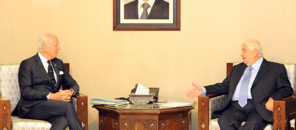 Suriye Dışişleri Bakanı Velid Muallim ve BM Suriye Özel Temsilcisi Staffan De Mıstura - Sputnik Türkiye