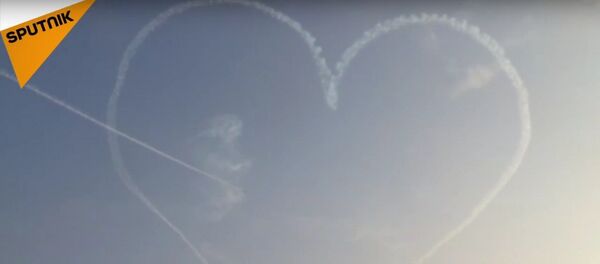 ‘Rus Şövalyeleri’ İran semalarına ‘kalp’ çizdi - Sputnik Türkiye