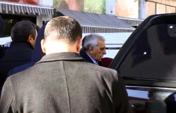 Görevinden uzaklaştırılan Mardin Büyükşehir Belediye Başkanı Ahmet Türk ile Artuklu Belediye Başkanı Emin Irmak gözaltına alındı. - Sputnik Türkiye