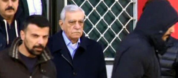 Görevinden uzaklaştırılan Mardin Büyükşehir Belediye Başkanı Ahmet Türk ile Artuklu Belediye Başkanı Emin Irmak gözaltına alındı. - Sputnik Türkiye