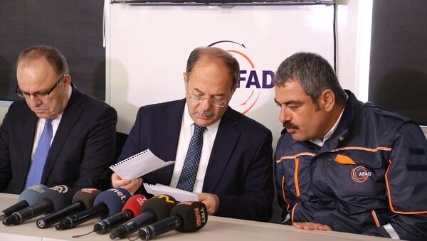 Sağlık Bakanı Recep Akdağ, Şirvan ilçesindeki facianın yaşandığı özel bakır madeni sahasında yaptığı incelemelerin ardından AFAD kriz merkezine geçerek burada basın toplantısı düzenledi. - Sputnik Türkiye