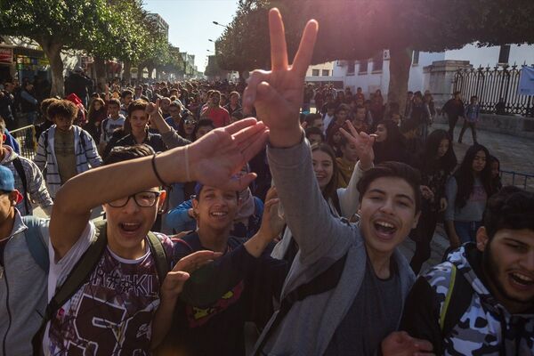 Tunus'ta lise öğrencilerinden sınav protestosu - Sputnik Türkiye