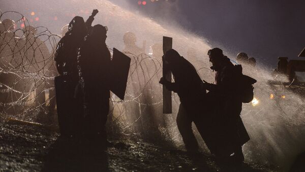 Polis, Kuzey Dakota'daki eylemcilere tazyikli suyla müdahalede bulundu. - Sputnik Türkiye