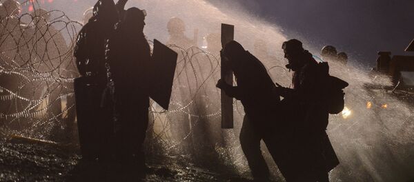 Polis, Kuzey Dakota'daki eylemcilere tazyikli suyla müdahalede bulundu. - Sputnik Türkiye