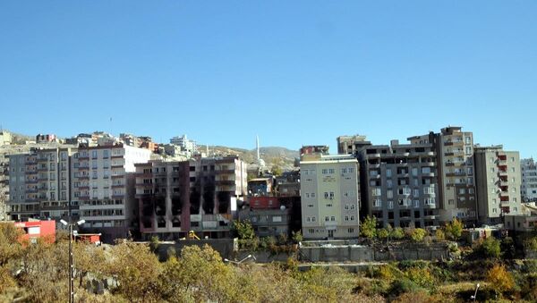 Şırnak'ta, sokağa çıkma yasağının 14 Kasım tarihinde kısmen kaldırılmasının ardından çevre il ve ilçelere göç edenlerin dönmeleri ile başlayan konut ihtiyacı, kira fiyatlarının en az yüzde 100 artmasına yol açtı - Sputnik Türkiye