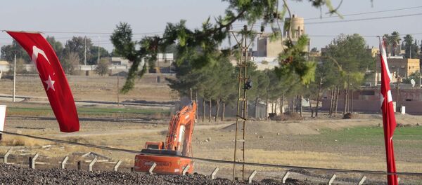 Şanlıurfa'nın Akçakale ilçesinde Suriye sınırında beton blok duvar örme çalışma başlatıldı. - Sputnik Türkiye