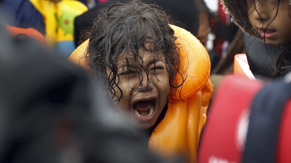 A Syrian refugee child screams inside an overcrowded dinghy after crossing part of the Aegean Sea from Turkey to the Greek island of Lesbos September 23, 2015. - Sputnik Türkiye