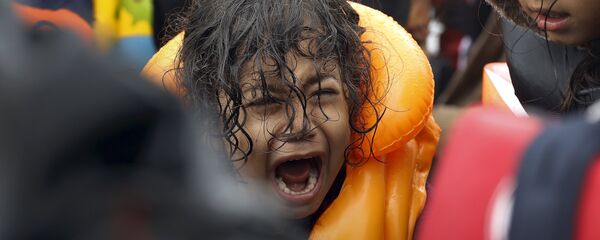 A Syrian refugee child screams inside an overcrowded dinghy after crossing part of the Aegean Sea from Turkey to the Greek island of Lesbos September 23, 2015. - Sputnik Türkiye