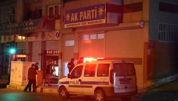 İzmir'de AK Parti ilçe binasına saldırı - Sputnik Türkiye