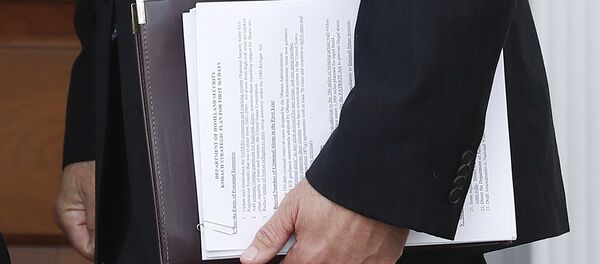 Donald Trump'ın İç Güvenlik Bakanı adayı Kris Kobach'ın Terörle Mücadele Planı AP ajansının fotoğrafçısına yakalandı. - Sputnik Türkiye