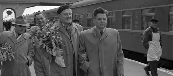 Kiev’deki Ukrayna Devlet Arşivi’nde bulunan fotoğraflarda Nazım Hikmet, Kiev Garı’nda şair ve yazar dostları ve kendisini karşılamaya gelen insanlarla beraber görülüyor. - Sputnik Türkiye