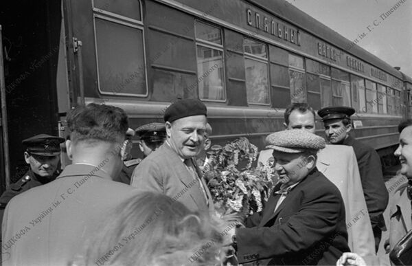 Nazım Hikmet, Ukrayna’nın Rusya ile birleşmesinin 300. yıl dönümü etkinliklerine katılmak üzere 1954 Mayıs’ında Ukrayna’nın başkenti Kiev’i ziyaret etmişti. - Sputnik Türkiye