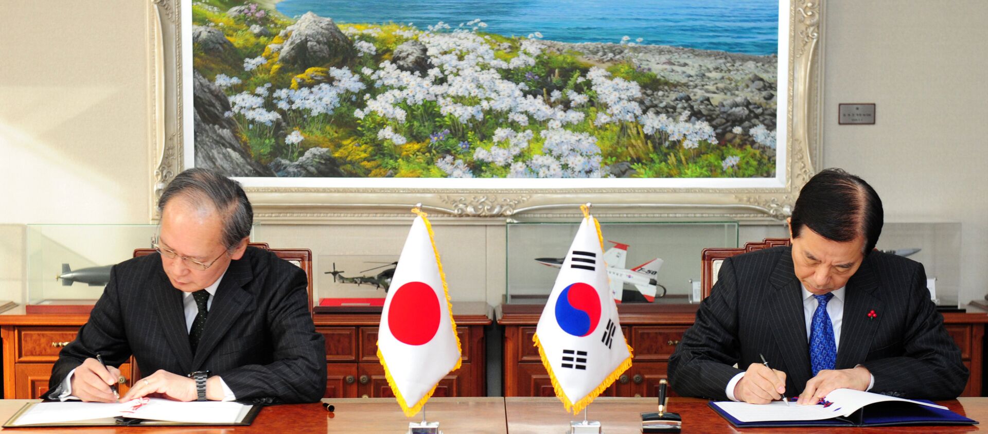 Güney Kore ile Japonya arasında askeri istihbarat paylaşımı anlaşması imzalandı. - Sputnik Türkiye, 1920, 22.11.2019