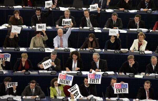 Türkiye ile üyelik müzakerelerinin başlaması için 2004 yılında AP'de yapılan oylama sırasında parlamenterler ellerinde 'Evet' yazılı dövizler taşımıştı. - Sputnik Türkiye