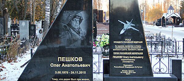 Düşürülen Rus uçağının pilotu Oleg Peşkov’un anıt mezarı - Sputnik Türkiye