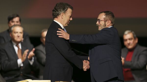 Kolombiya Devlet Başkanı Juan Manuel Santos ve FARC lideri Rodrigo Londono - Sputnik Türkiye