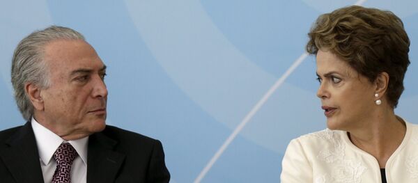 Brazil's Vice President Michel Temer (L) talks with President Dilma Rousseff during a ceremony to announce the adaptation criteria in the AM and FM broadcasting grants, at the Planalto Palace in Brasilia, Brazil, November 24, 2015. - Sputnik Türkiye