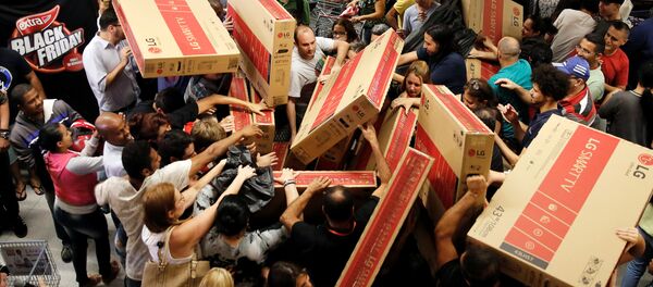 İstanbul Başakşehir Futbol Kulübü, ‘Black Friday’ (Kara Cuma) gününe tepki olarak Cuma günü ‘kara’ değil, ‘hayırlı’dır sloganıyla Başakşehir Store’da indirime gitti. - Sputnik Türkiye