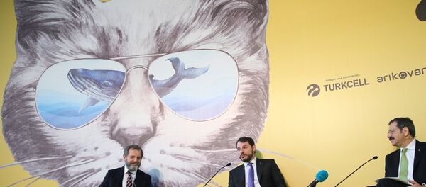 Enerji ve Tabii Kaynaklar Bakanı Berat Albayrak (ortada), Türkiye Odalar ve Borsalar Birliği (TOBB) Başkanı Rifat Hisarcıklıoğlu (sağda) ve Dünya Gazetesi Genel Yayın Yönetmeni Hakan Güldağ (solda) Suada'da Geleceğin Gücü Girişimciler G3 Forum'una katılarak konuşma yaptı. - Sputnik Türkiye