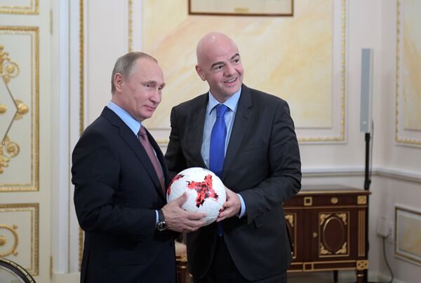Rusya Devlet Başkanı Vladimir Putin, ülkesinin ev sahipliği yapacağı FIFA 2018 Dünya Kupası çerçevesinde Federasyon’un Başkanı Valentina Infantino ile Kremlin’de bir araya geldi. - Sputnik Türkiye