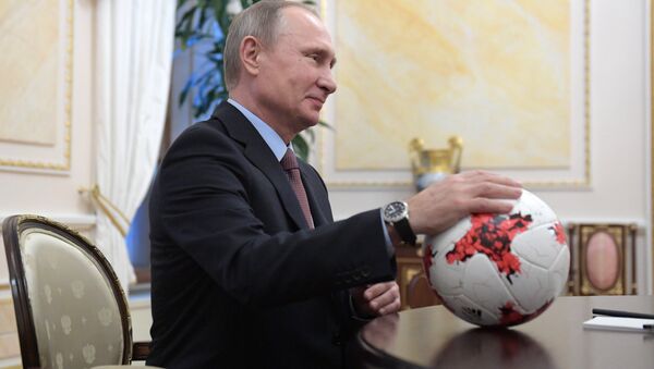 Rusya Devlet Başkanı Vladimir Putin, FIFA Başkanı Valentina Infantino ile Moskova’da bir araya geldi. Infantino, Putin’e Rusya’nın ağırlayacağı 2017 Konfederasyon Kupası için tasarlanan bir futbol topu hediye etti. - Sputnik Türkiye