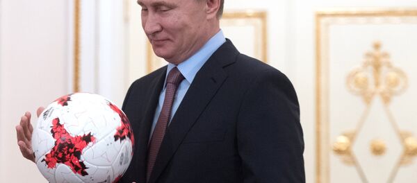 Rusya Devlet Başkanı Vladimir Putin, FIFA Başkanı Valentina Infantino ile Moskova’da bir araya geldi. Infantino, Putin’e Rusya’nın ağırlayacağı 2017 Konfederasyon Kupası için tasarlanan bir futbol topu hediye etti. РФ В. Путин встретился с президентом ФИФА Д. Инфантино - Sputnik Türkiye