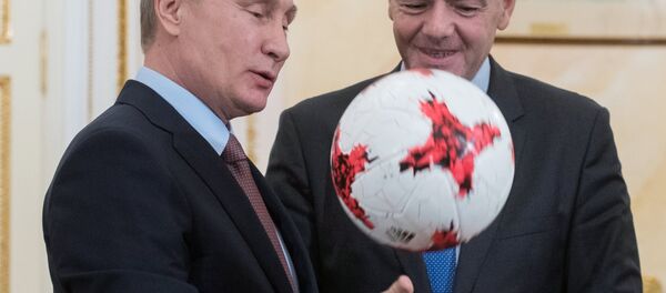 Rusya Devlet Başkanı Vladimir Putin, FIFA Başkanı Valentina Infantino ile Moskova’da bir araya geldi. Infantino, Putin’e Rusya’nın ağırlayacağı 2017 Konfederasyon Kupası için tasarlanan bir futbol topu hediye etti. Rusya Devlet Başkanı Vladimir Putin, FIFA Başkanı Valentina Infantino ile Moskova’da bir araya geldi. Infantino, Putin’e Rusya’nın ağırlayacağı 2017 Konfederasyon Kupası için tasarlanan bir futbol topu hediye etti. - Sputnik Türkiye