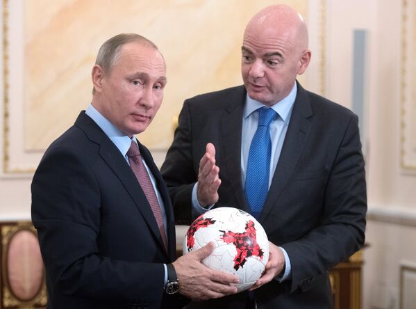 Rusya Devlet Başkanı Vladimir Putin, FIFA Başkanı Valentina Infantino ile Moskova’da bir araya geldi. Infantino, Putin’e Rusya’nın ağırlayacağı 2017 Konfederasyon Kupası için tasarlanan bir futbol topu hediye etti. - Sputnik Türkiye