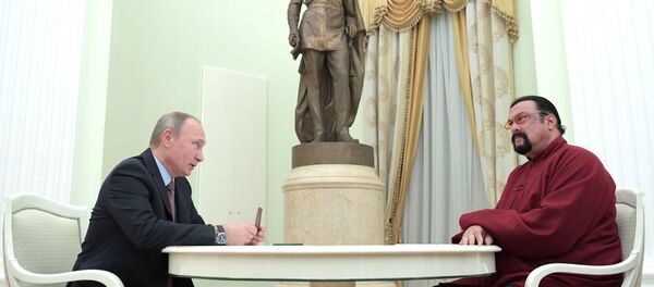 Rusya Devlet Başkanı Vladimir Putin ve oyuncu Steven Seagal - Sputnik Türkiye