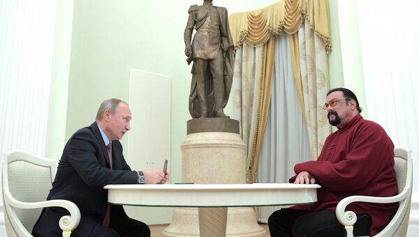 Rusya Devlet Başkanı Vladimir Putin ve oyuncu Steven Seagal - Sputnik Türkiye