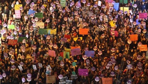 Taksim - 25 Kasım Kadına Yönelik Şiddete Karşı Uluslararası Dayanışma ve Mücadele Günü - Sputnik Türkiye