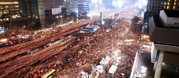 Güney Kore'de 100 binler karlı havaya rağmen başkanlık sarayına yürüdü - Sputnik Türkiye