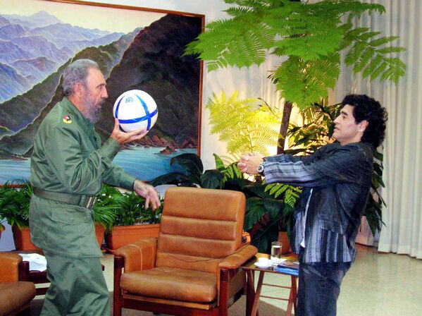 Arjantinli efsane futbolcu Diego Maradona, Fidel Castro'yu ziyaretlerinden birinde - Sputnik Türkiye