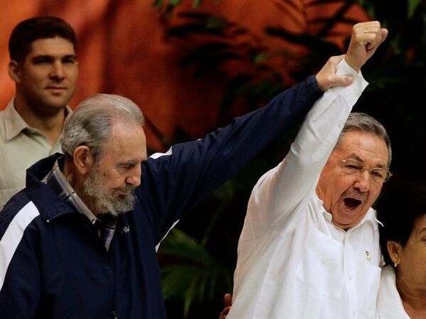 Fidel, Raul Castro'ya görevini devrederken - Sputnik Türkiye