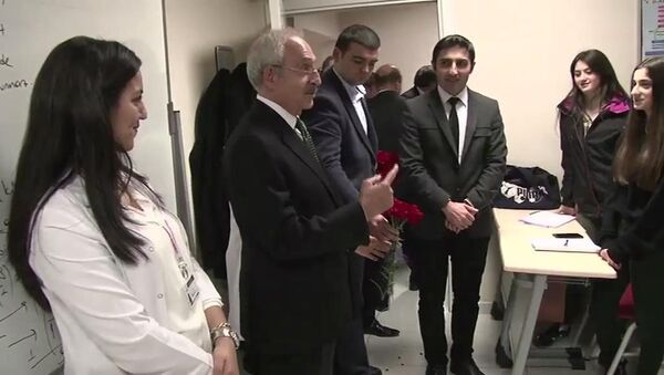 Kılıçdaroğlu, Gençlik Merkezi'ni ziyaret etti - Sputnik Türkiye