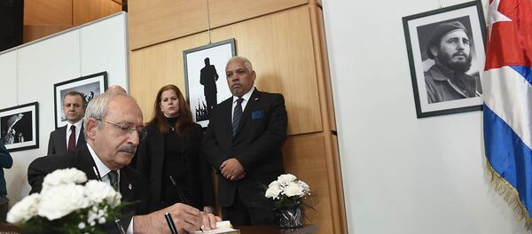 CHP Genel Başkanı Kemal Kılıçdaroğlu, Küba devriminin lideri Fidel Castro'nun vefatı dolayısıyla, Küba'nın Ankara Büyükelçiliğine taziye ziyaretinde bulundu. - Sputnik Türkiye
