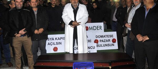 Antalya'da, domates ihracındaki engellerin kaldırılmasına yönelik çalışma yapılmasını isteyen üretici, durumu protesto için içinde domates bulunan tabut önünde temsili cenaze namazı kıldı. - Sputnik Türkiye