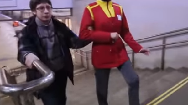 Ice Bucket Challenge (bir kova buz) kampanyasının ardından son günlerde en öne çıkan ‘canlı heykel’ modası Mannequin Challenge’a Moskov Metrosu da katıldı. - Sputnik Türkiye